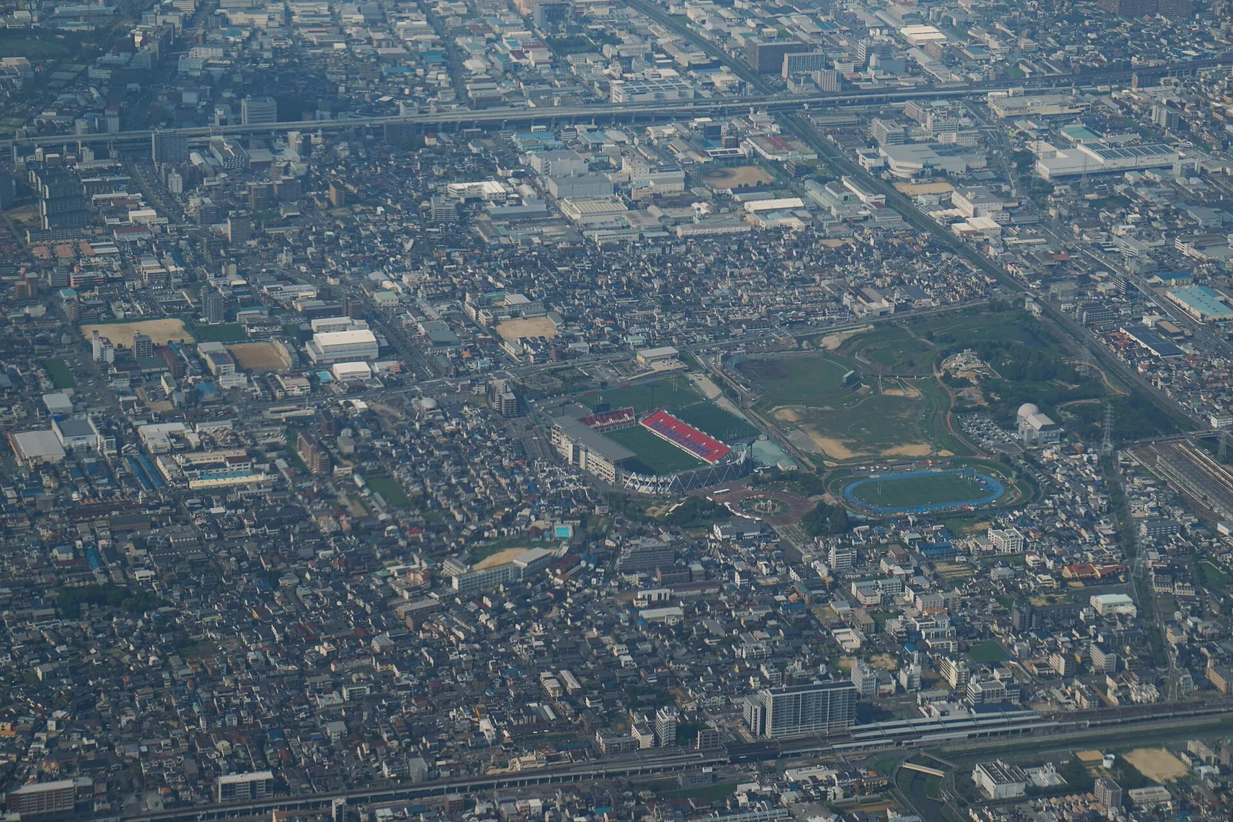 花園ラグビー場と市街地を望む東大阪の空撮