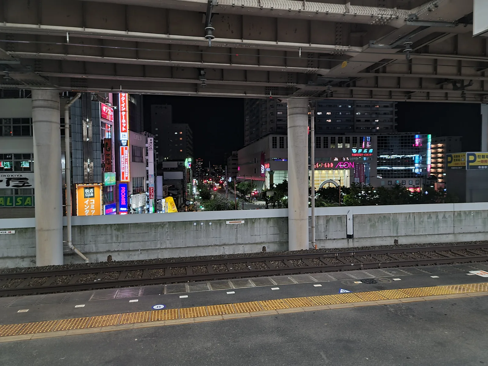 近鉄布施駅構内から望む北方向のビル群