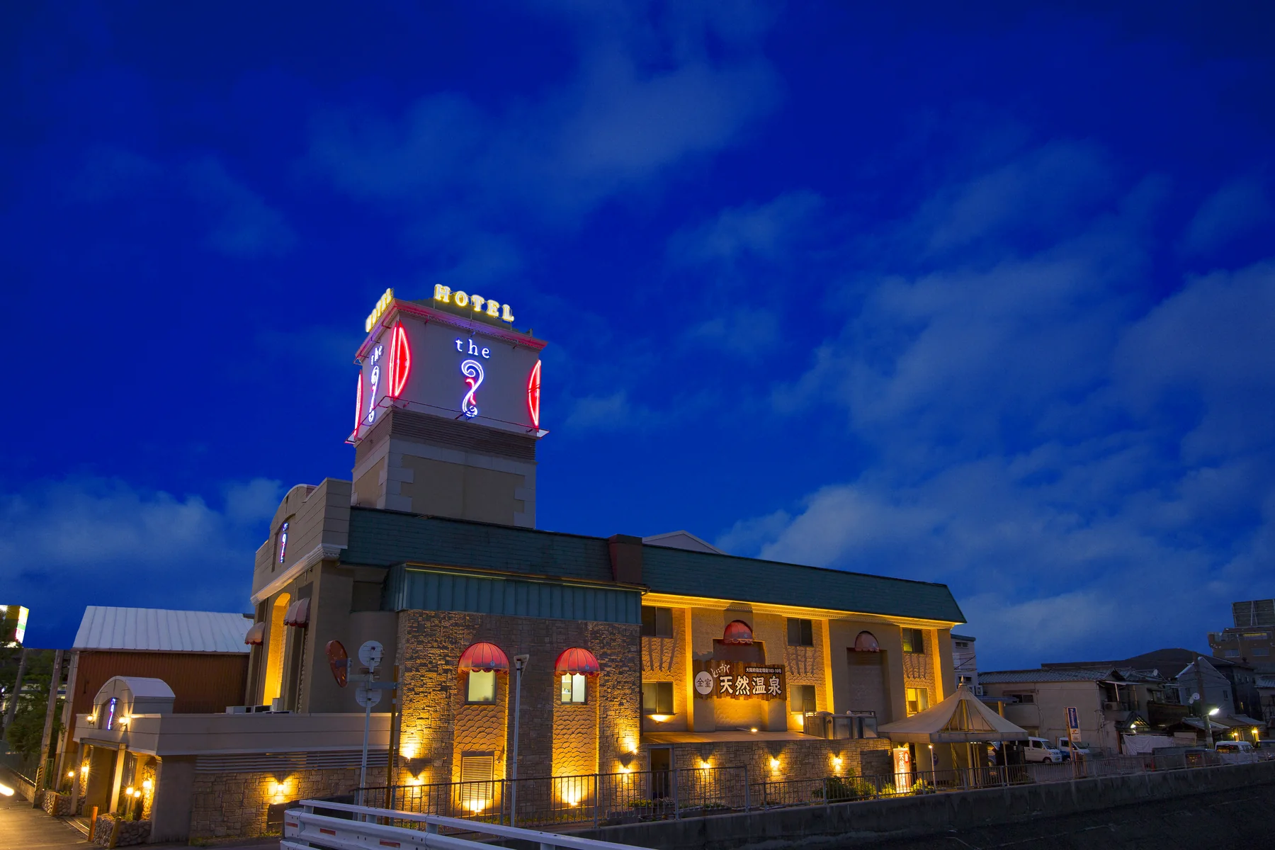 HOTEL the・iの夜の外観